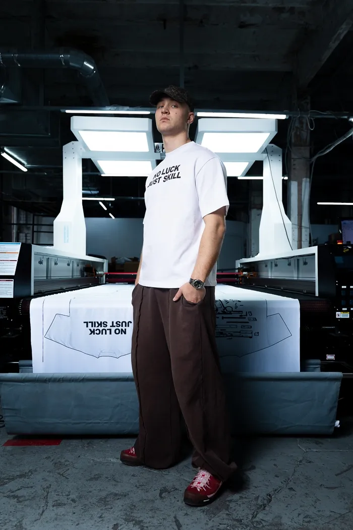 Белая футболка No Luck Just Skill 